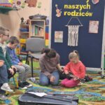 dziewczynka gra na instrumencie