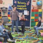 pani gra z dzieckiem