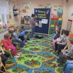 pani gra z dzieckiem