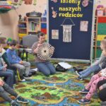 Pani pokazuje makrame