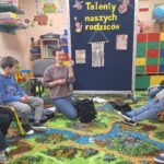 Pani pokazuje makrame