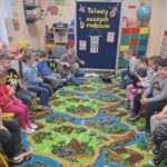 Pani pokazuje makrame