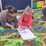 Pani pokazuje makrame