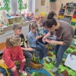 Pani pokazuje makrame