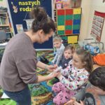 Pani pokazuje makrame