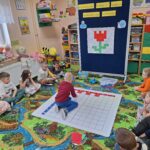 dzieci układają obrazek