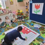 dzieci układają obrazek