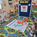 dzieci układają obrazek