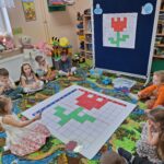 dzieci układają obrazek