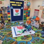 dzieci układają obrazek