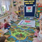 dzieci układają obrazek