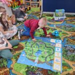 dzieci kodują trasę robota Qobo