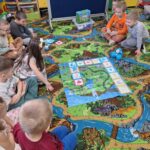 dzieci kodują trasę robota Qobo