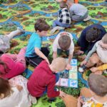 dzieci kodują trasę robota Qobo