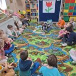 dzieci kodują trasę robota Qobo