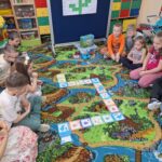 dzieci kodują trasę robota Qobo