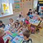 dzieci kodują trasę robota Qobo