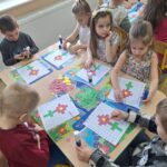 dzieci kodują obrazek