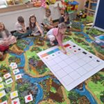 dzieci kodują obrazek