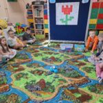 dzieci poznają robot Dash