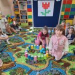 dzieci poznają robot Dash