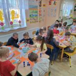 dzieci malują kwiatki