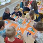 dzieci malują kwiatki