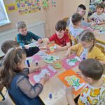 dzieci malują kwiatki