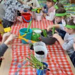 dzieci sadzą kwiatki