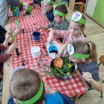 dzieci sadzą kwiatki