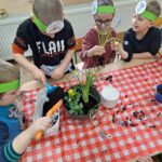 dzieci sadzą kwiatki