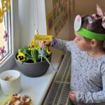 dzieci sadzą kwiatki