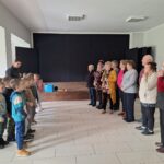 dzieci śpiewają piosenkę