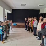 dzieci śpiewają piosenkę