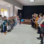 dzieci śpiewają piosenkę