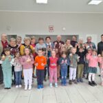 wspólne zdjęcie dzieci i seniorów