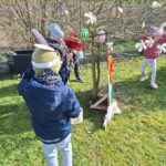 dzieci szukają prezentów od zajączka