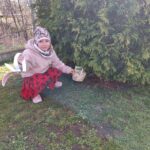 dzieci szukają prezentów od zajączka