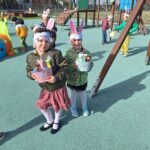 dzieci szukają prezentów od zajączka