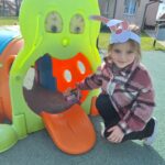 dzieci szukają prezentów od zajączka