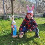 dzieci szukają prezentów od zajączka