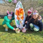 dzieci szukają prezentów od zajączka