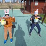 dzieci szukają prezentów od zajączka