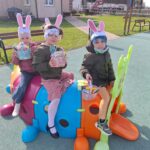 dzieci szukają prezentów od zajączka