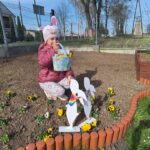 dzieci szukają prezentów od zajączka