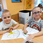 Chłopcy kolorują obrazek koniczyny