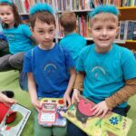 Z okazji Dnia Motyla, który obchodzony jest 14 marca, dzieci z oddziału ,,Motylki” odwiedziły Bibliotekę Publiczną w Grębocicach. Przedszkolaki przebrane w kostiumy motylków wzięły udział w zajęciach bibliotecznych, podczas których oglądały teatrzyk kamishibai, film edukacyjny na temat cyklu rozwojowego motyli oraz poznały wiele ciekawostek z książek o różnych gatunkach tego owada. Ciekawym urozmaiceniem była zabawa ruchowa z siatkami na motyle, motylkowe układanki oraz własnoręcznie zrobione zakładki do książek. Dzieci zapoznały się także z obszerną serią nowości książkowych i zasadach korzystania z biblioteki oraz obiecały, że zostaną stałymi czytelnikami.