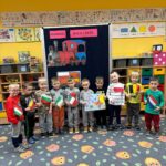 Chłopcy trzymają flagi UE