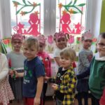 Chłopcy wręczają kwiaty