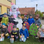 dziec z prezentami od zajączka